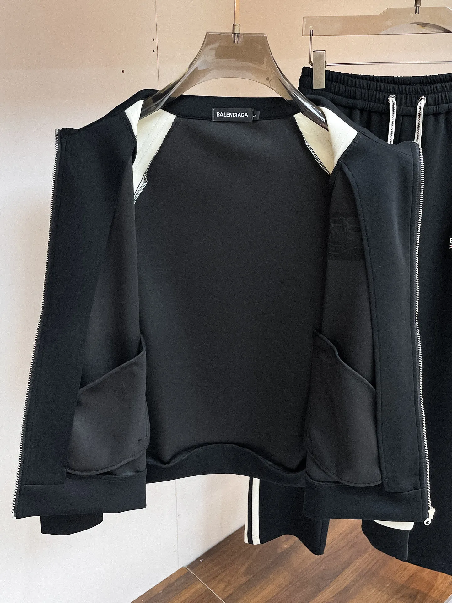 Balenciaga 2026 New Arrival counter Same Style casual suit, Breathable, comfortable and casual! Full of high-end feel! The details are exquisite and high-end, and the workmanship is impeccable! The original Premium fabric is very high-end! The fabric is crisp and anti-wrinkle Wear-Resistant, warm, neat and stylish. Everyone must buy a set this autumn and winter. They must look cool and cool when wearing them. We especially recommend Sizes M-3XL
